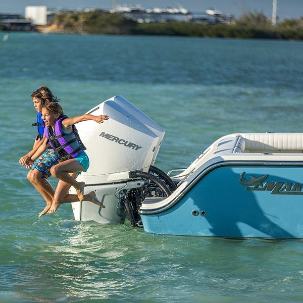 300HP_V8_AMS_Mako284_Family_SW__0025